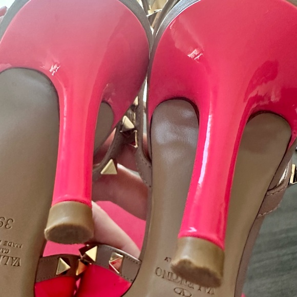 VALENTINO GARAVANI Rockstud Slingback Pumps in Fuchsia Patent Leather (EUR 39) - Picture 9 of 10
